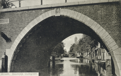1850 Gezicht op de Oudegracht te Utrecht met op de voorgrond een gedeelte van de Vollersbrug.